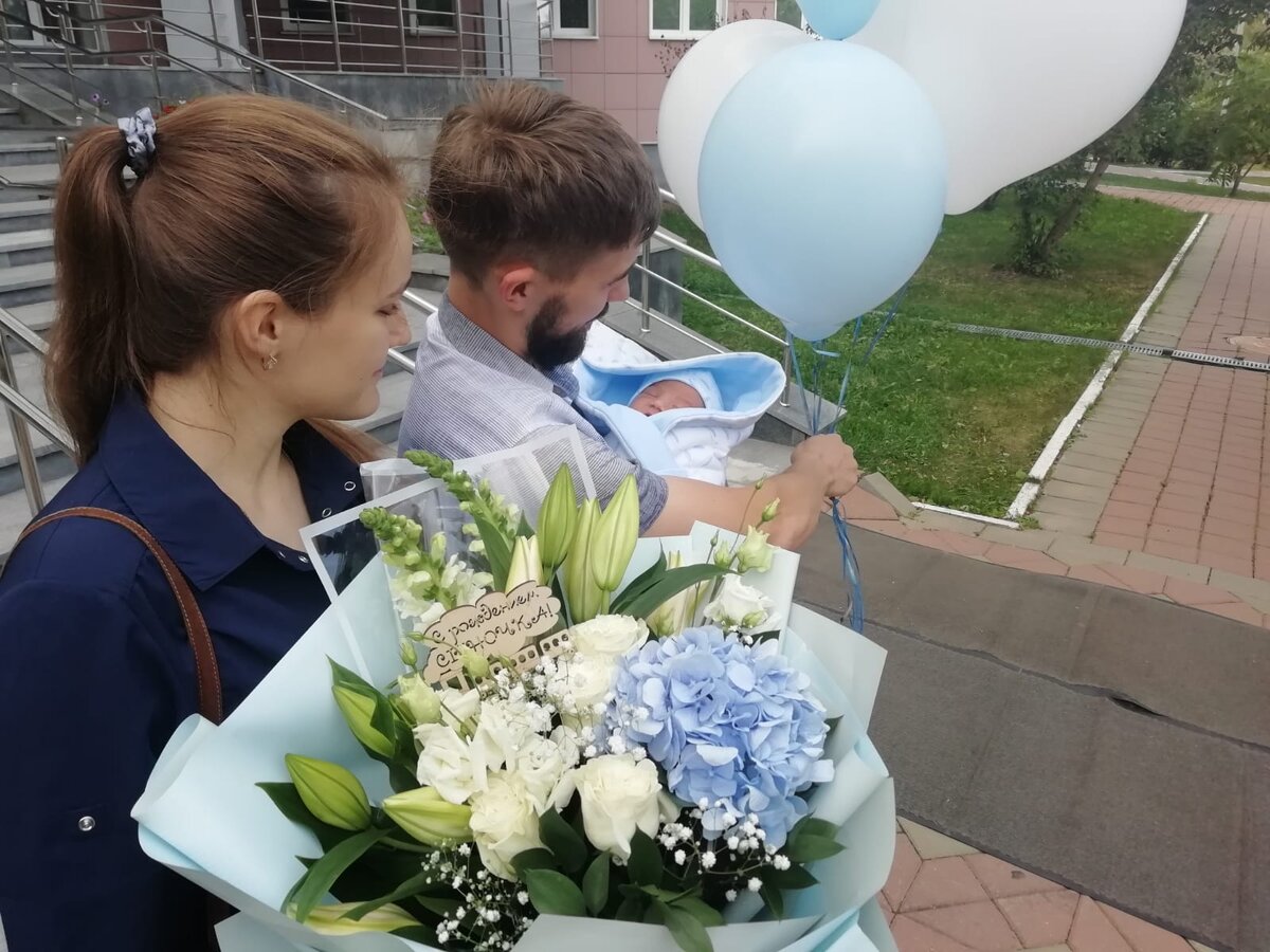 Когда Мария и Виктор забирали сына из роддома, они и предположить не могли, что у него страшный диагноз - спинальная мышечная атрофия. Скоро мальчику исполняется 10 месяцев,  болезнь развивается, но родители не теряют надежды, что он сможет справиться с ней и расти как здоровый ребёнок