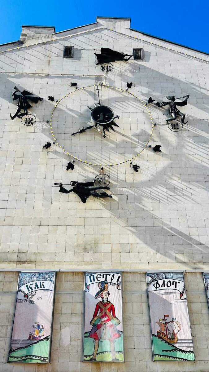 Часы рядом с Воронежским кукольным театром