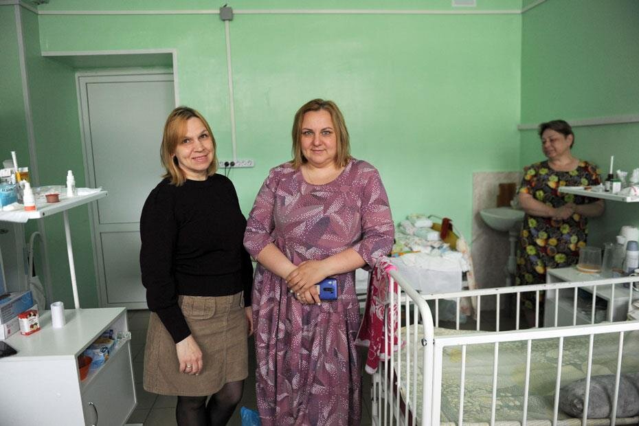 Директор фонда «Дети без мам» Татьяна Рябинина (справа) и няня Елена Виноградова (слева)