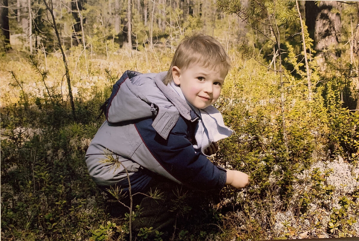 Маленький Макар собирает северные ягоды. Голодает, бедняга! Сейчас Макару 19. Фото мужа автора  