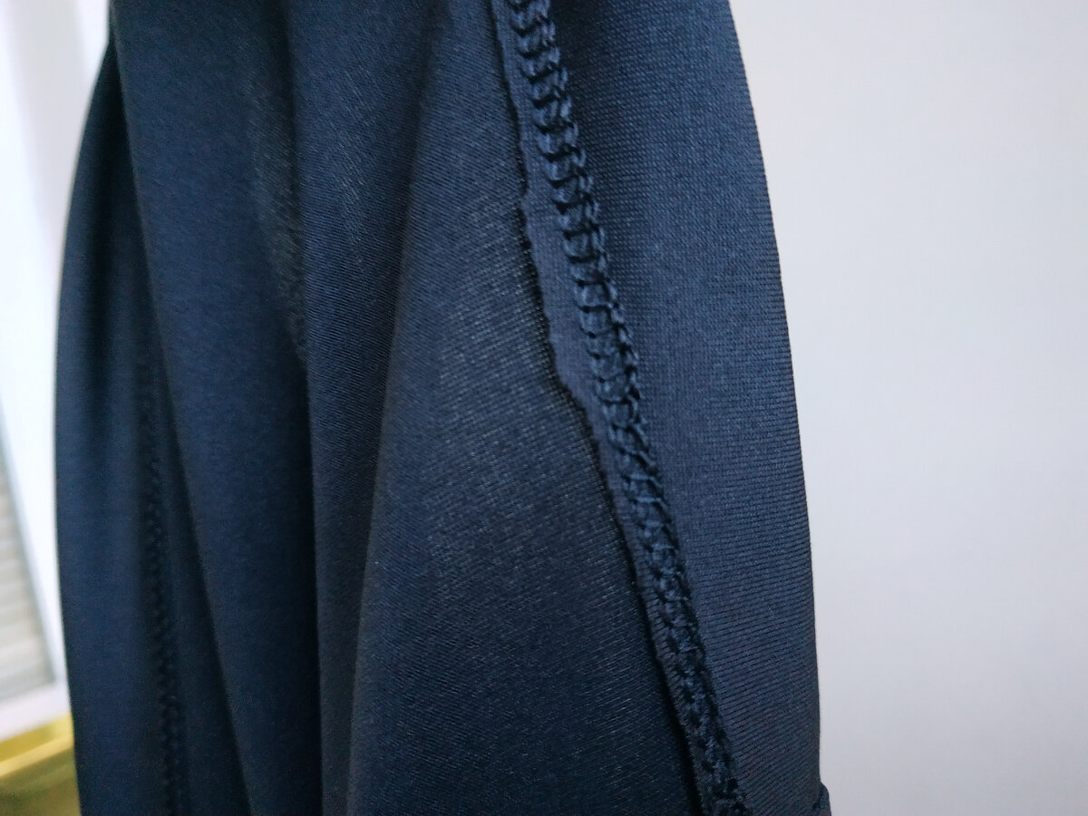 В некоторых местах ширина подгибки больше и выглядит неаккуратно. Плюс, шов не захватывает внутрь край изделия, а это неправильно.