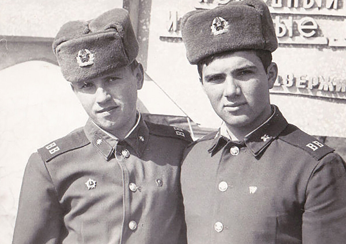 Внутренние войска... Один - связист, второй - автомобилист...