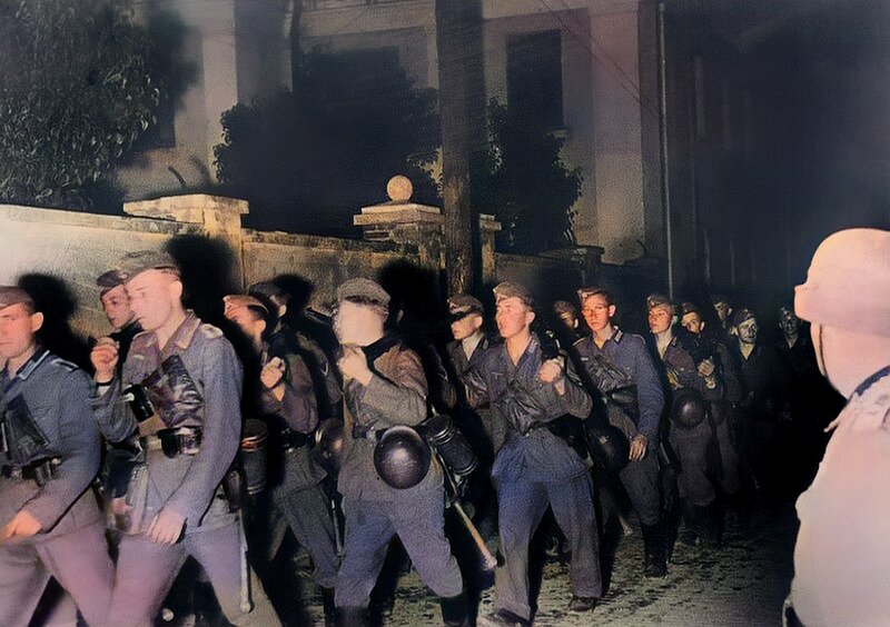Колонна немецкой пехоты на марше в ночь с 22 на 23 июня 1941 г.