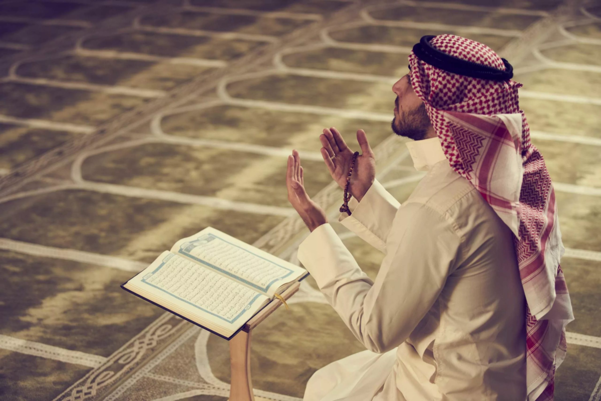Молитва арабская читает. Мусульманин молится. Исламские изображения. Мусульманские картинки.
