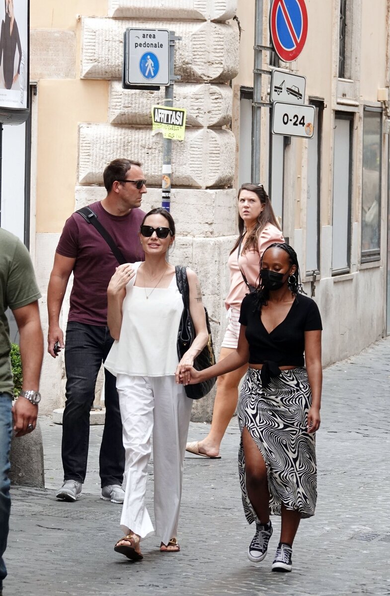    Анджелина Джоли и Захара на шопинге в РимеLegion-Media