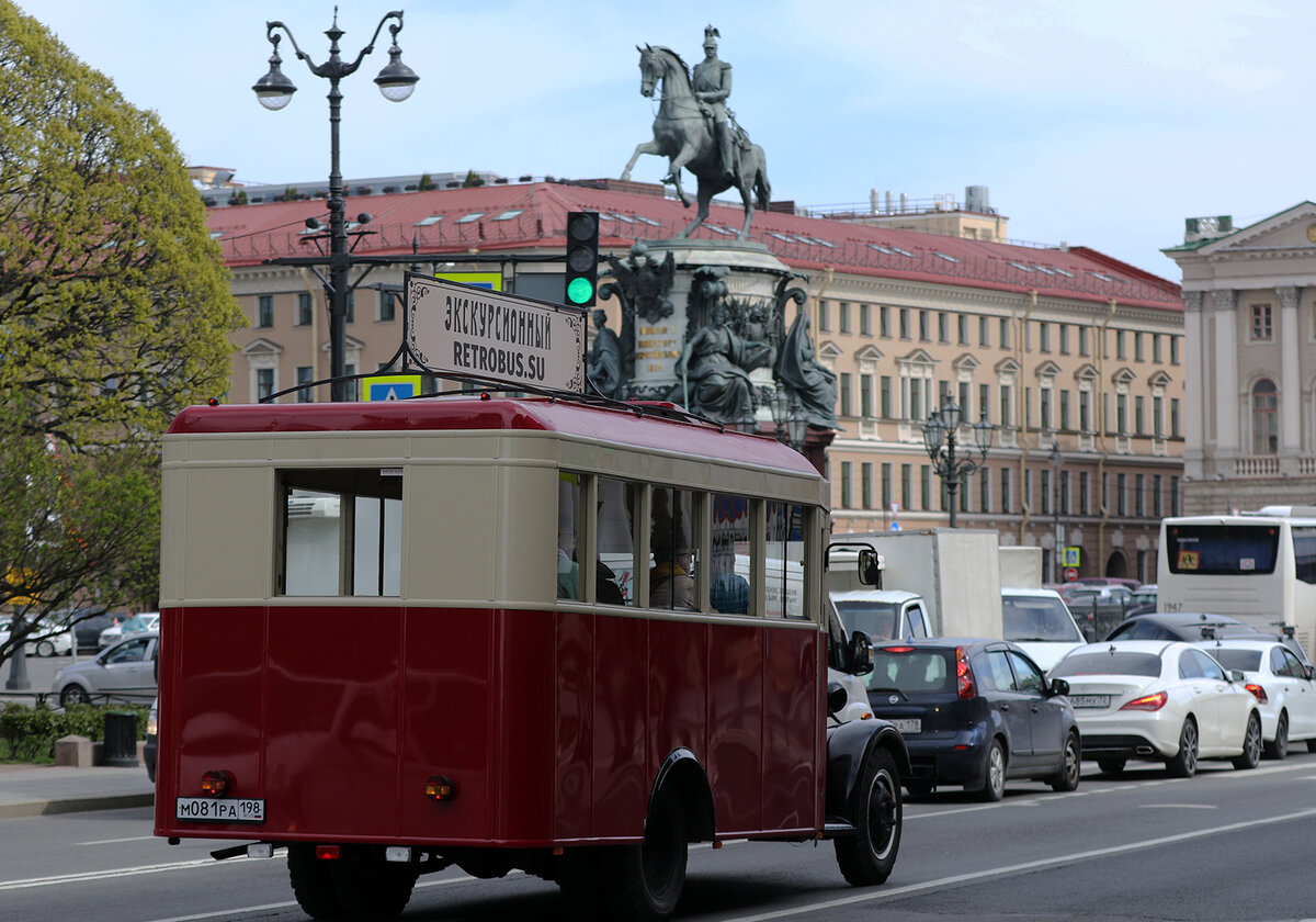 Петербург встретил стилизованными под ретро экскурсионными автобусами 
