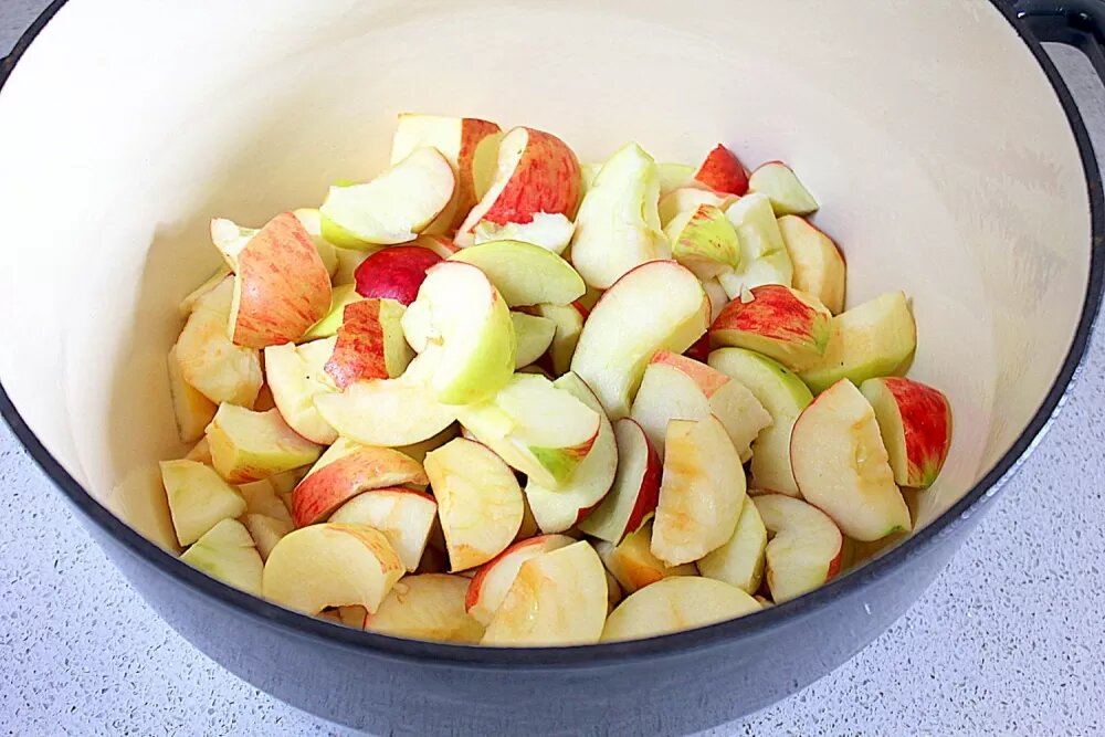 Рецепт воды с яблоками. Яблочные дольки. Яблоки со сгущенкой. Яблоки в кастрюле. Яблоки в духовке запеченные для пюре.