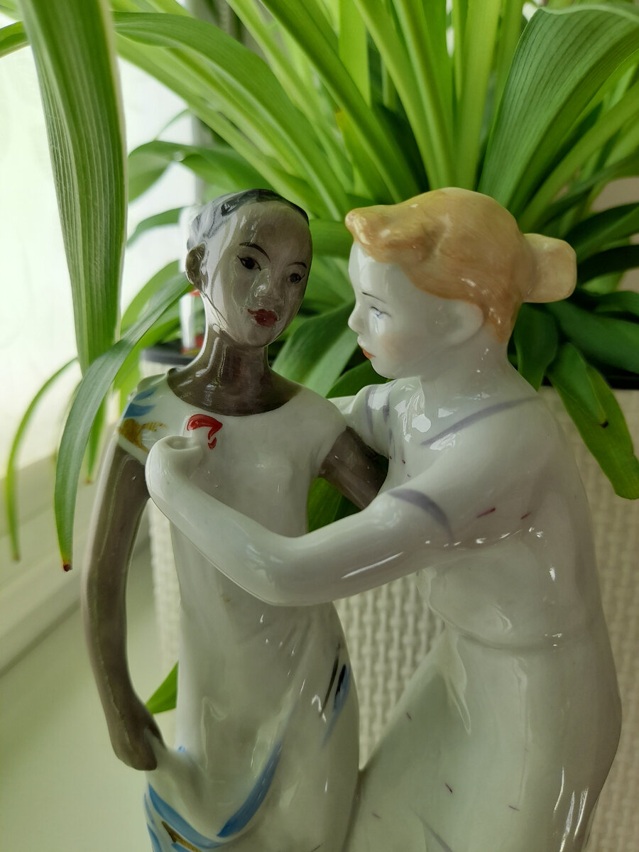 Какой стройный стан у награждаемой девушки - аж завидки берут))). Фото скульптуры из личной коллекции автора.