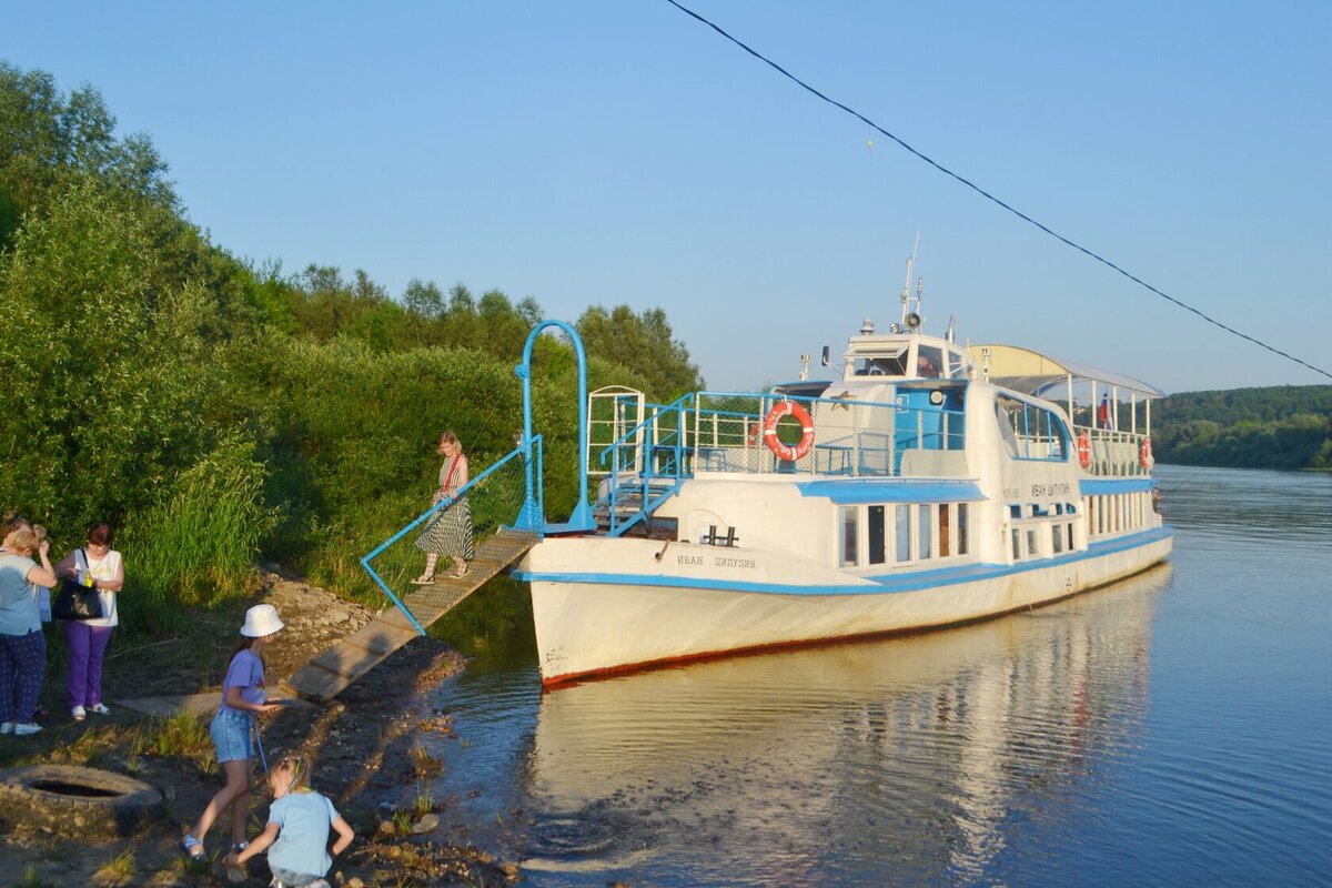 Теплоход "Иван Ципулин" пришел на посадку пассажиров.