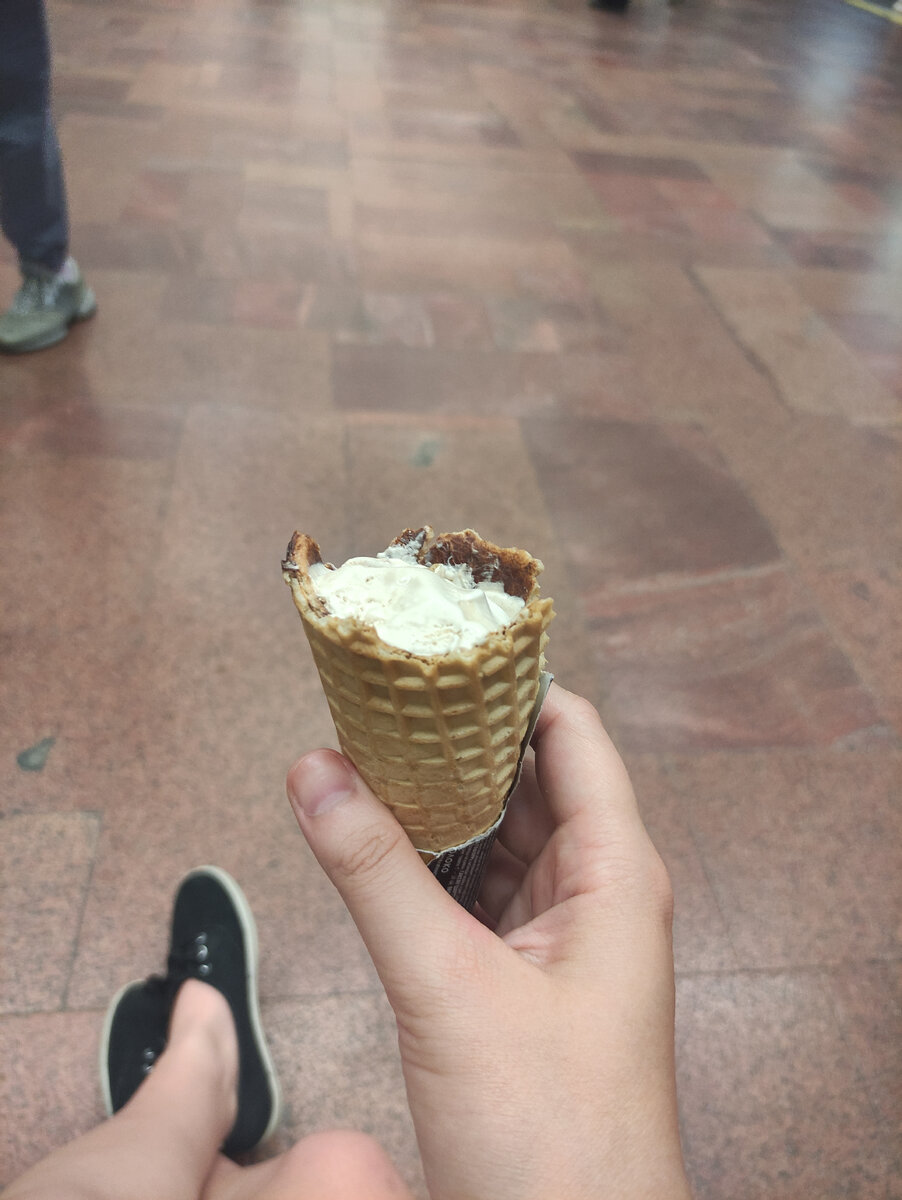 Пока ждала подругу в метро 🚉 ела мороженое 🍦 