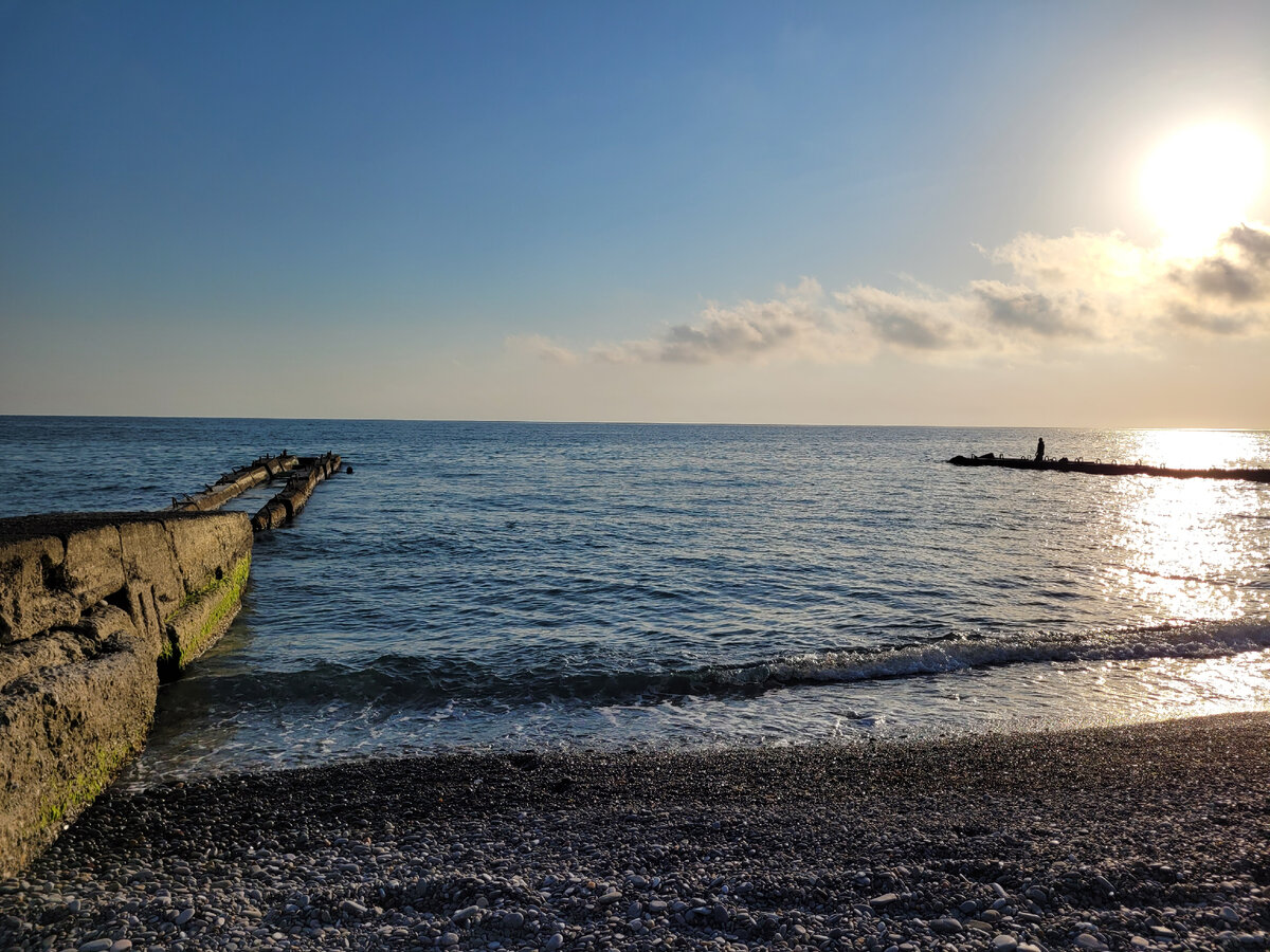 Марко собирает мидии возле волнореза