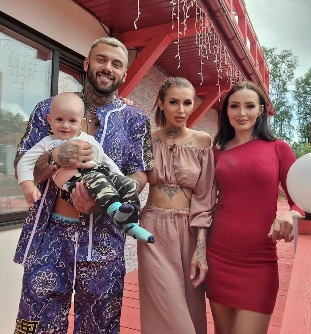 Артем Грант, Клава Безверхова с мамой и сыном (фото из Telegram)