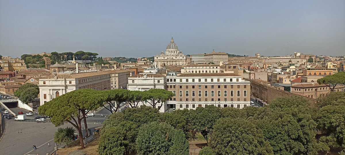 Как видите, Ватикан очень близко - так что папам было недалеко ходить.