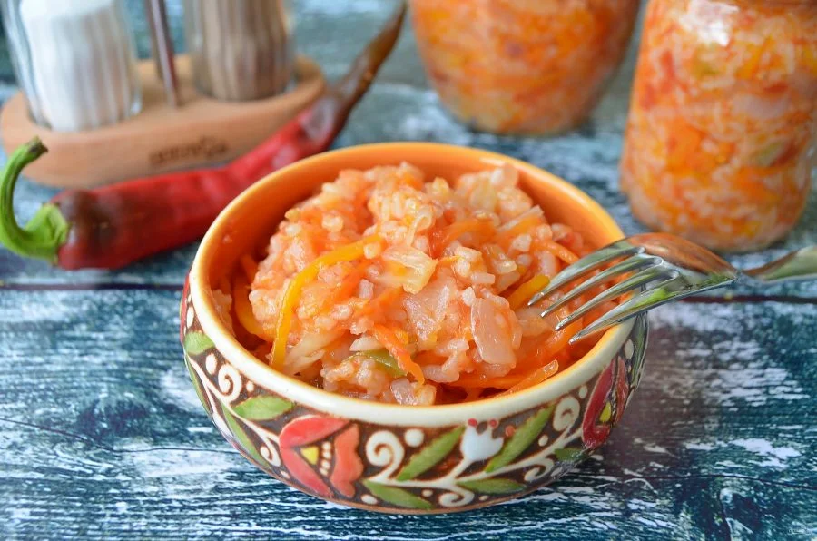 Салат с рисом на зиму. Закуска овощная с рисом на зиму. Рис с овощами на зиму. Зимний салат с рисом.