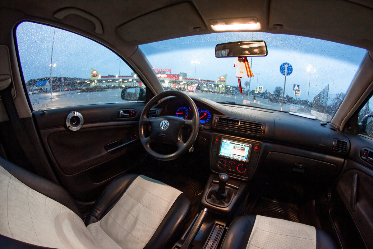 Под чехлами не рваные, целые велюровые сиденья