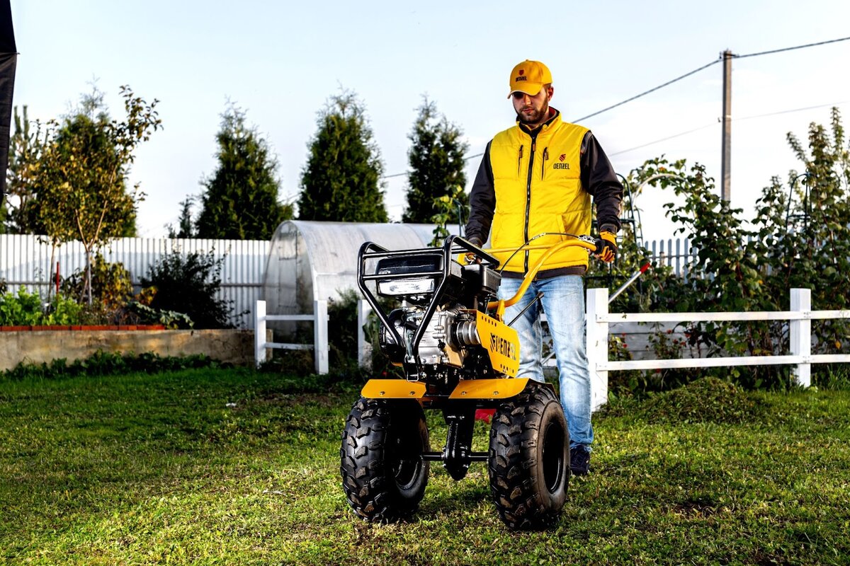 Готовь сани летом. Какую технику купить для осенних работ на даче