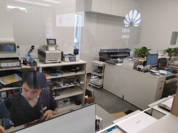 Замена аккумулятора в смартфоне Huawei. Как это происходит в Китае5