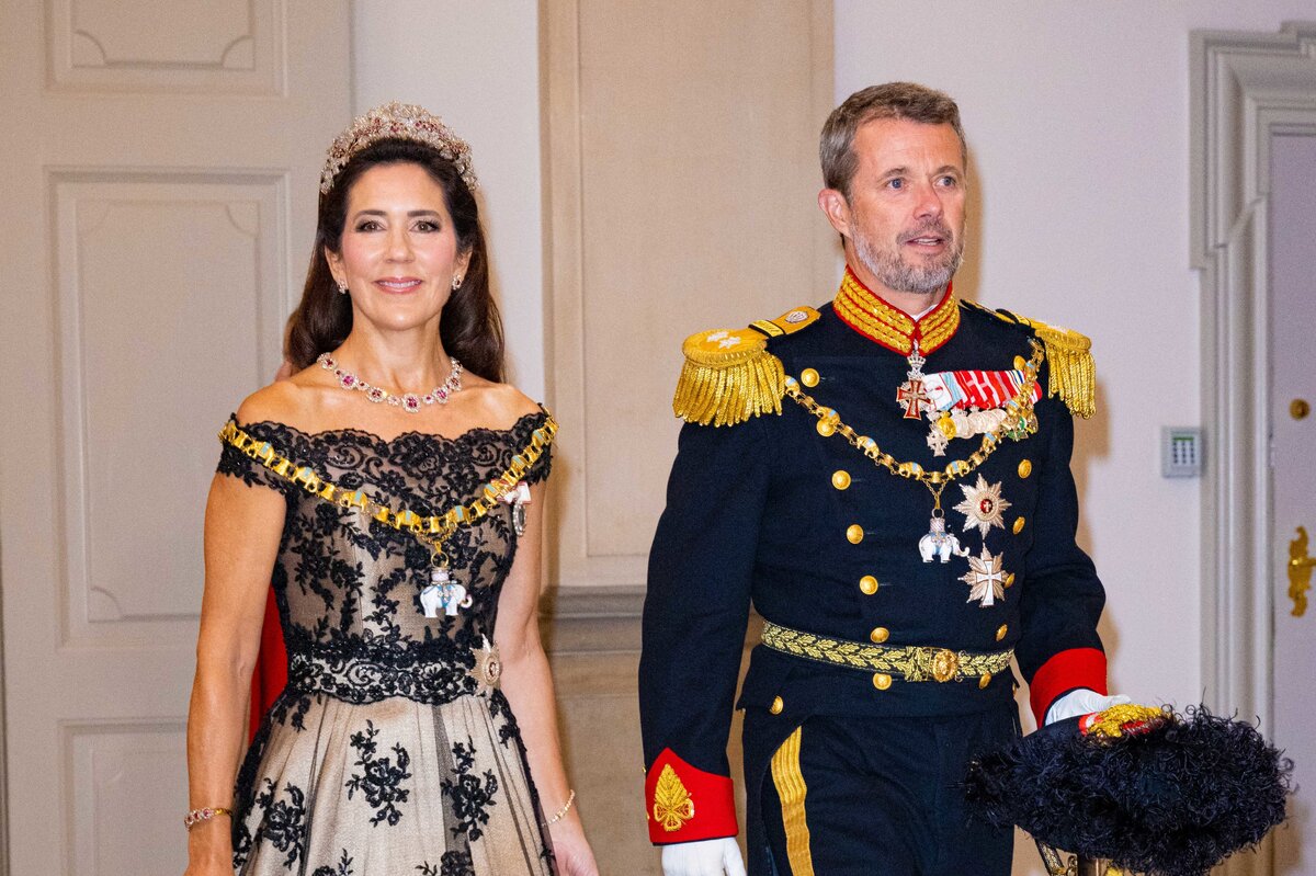     Международный скандал: датчане возмущены ошибкой британцев, забывших пригласить на похороны принцессу Мэри