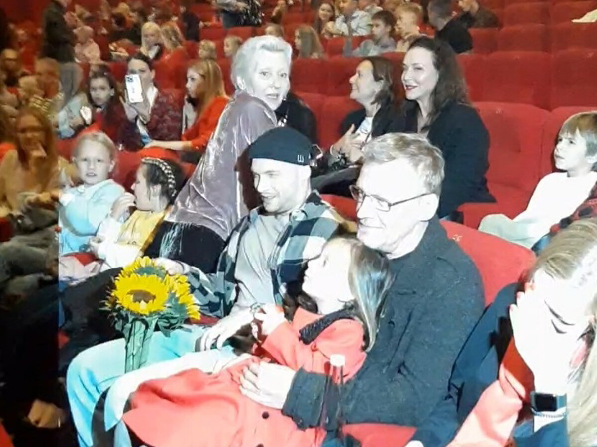     Алексей Серебряков с внучкой, сыном и женой