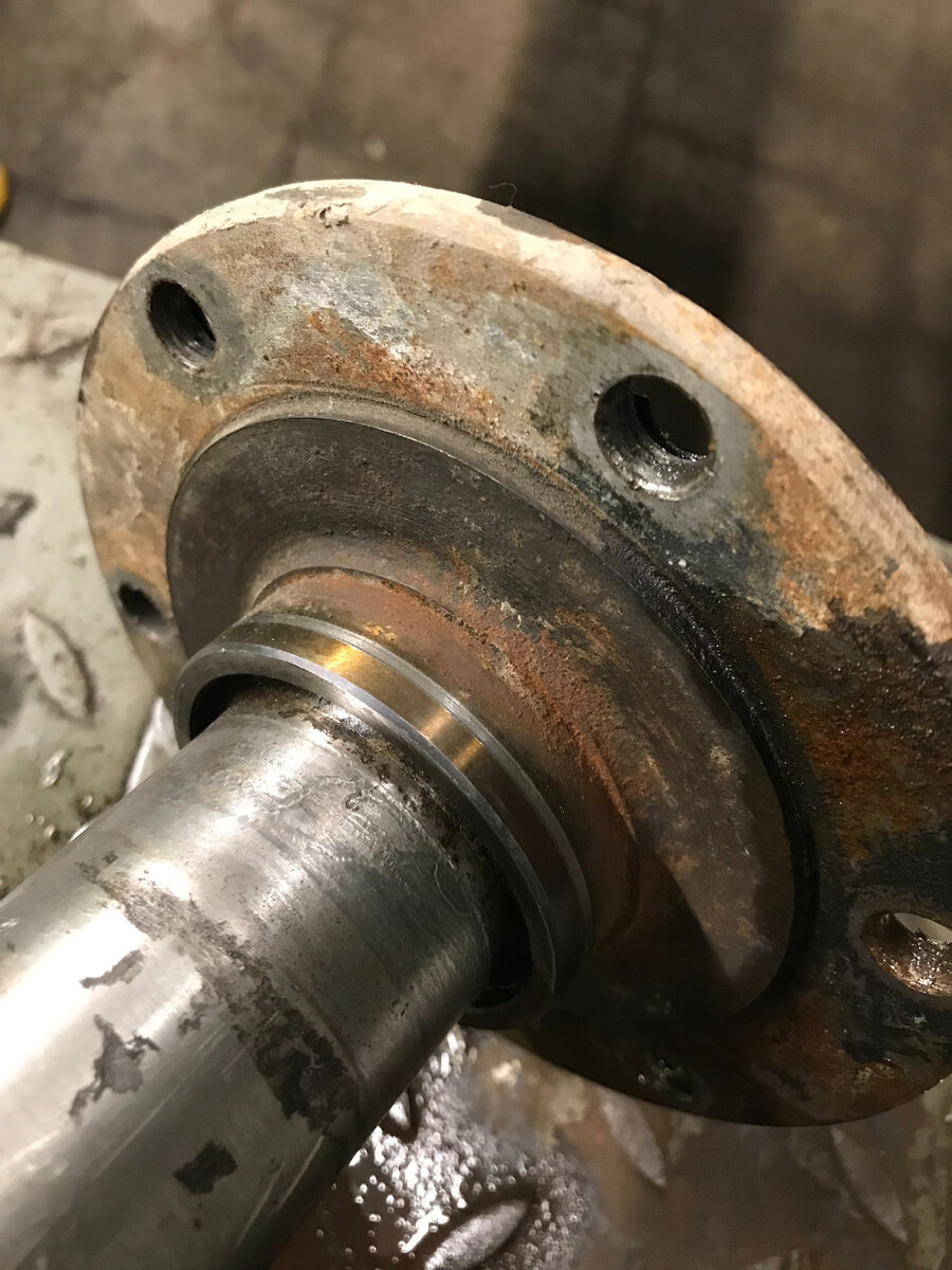 Цапфа поворотного кулака. Посадочные места под сальник и подшипник ступицы имеют выработку и ржавчину.