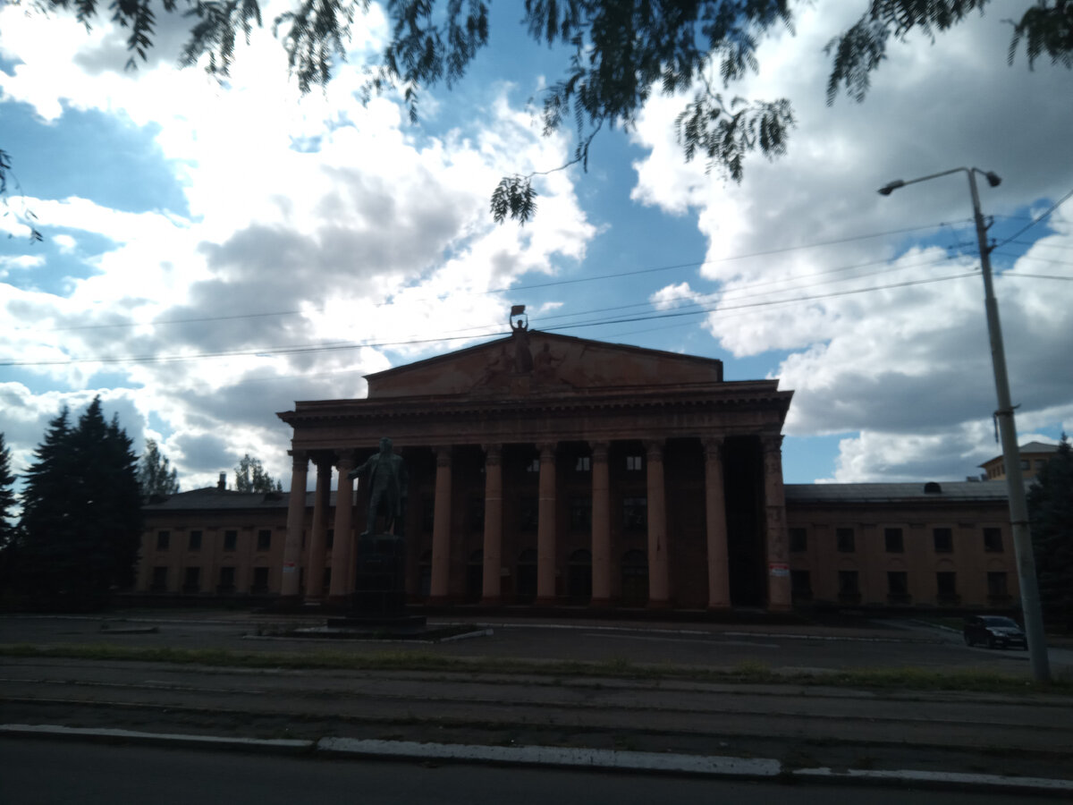 Памятник С.М.Кирову на площади Кирова возле ДК ММЗ им.Кирова