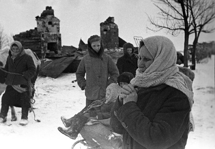 Жители одного из сел ЛО, разрушенного оккупантами. 1944 год. Архивное фото
