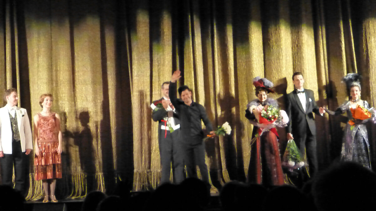 Солисты Московского театра оперетты после спектакля "Королева чардаша" 30 сентября 2022 года. Фотография из моего архива