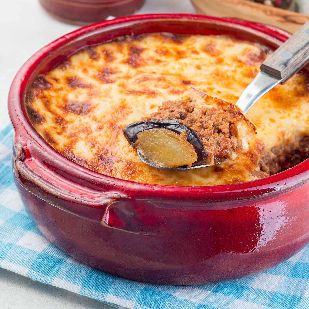 Мясо по-французски с фаршем — это простой и нехитрый рецепт приготовления всеми любимого горячего блюда родом из России с применением вместо филе фарша.