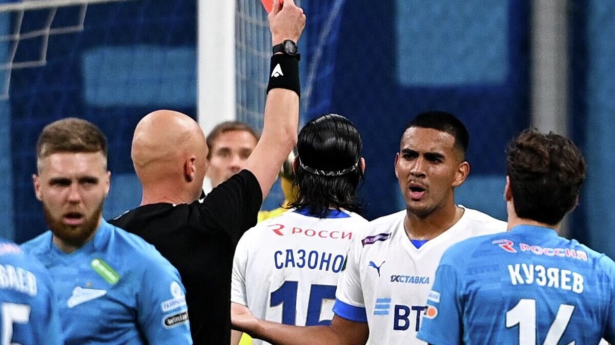    Главный судья Сергей Карасёв показывает красную карточку игроку "Динамо" Роберто Фернандесу© РИА Новости / Алексей Филиппов