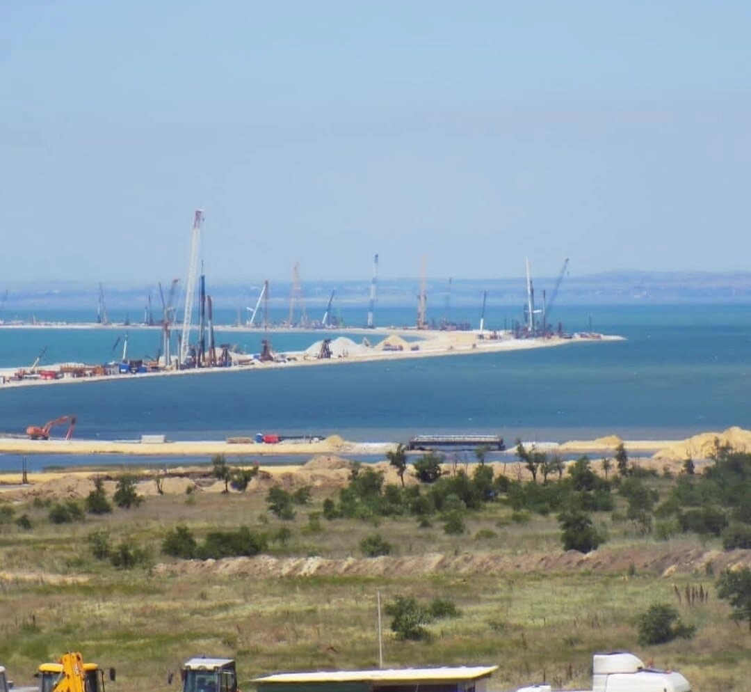 Мы часто ездили, смотрели на строительство издалека. Фото мои. 