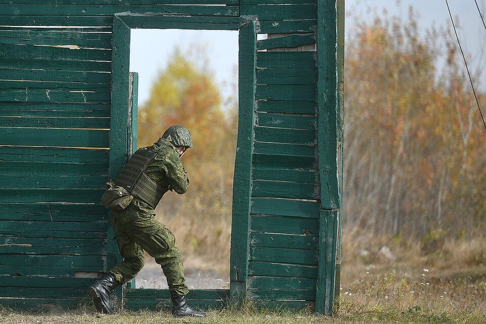     Свердловская область. Огневая подготовка граждан, призваных из запаса, во время частичной мобилизации, в армейском учебном центре. Алексей БУЛАТОВ