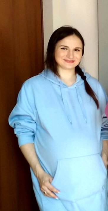 Я набрала за беременность более 20 кг. Это сильно изменило мою внешность, и , учитывая низкий рост, превратило меня в колобка. Г