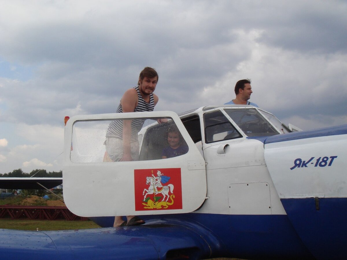 “Загружаемся с родственниками в самолёт перед полётом”. Фото из личного архива Владимира Кретова