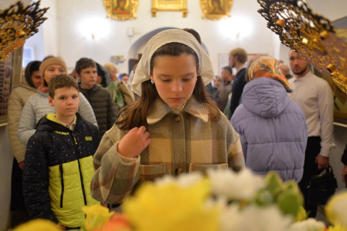    Москвичка Екатерина Пестрова крестится и молится перед мощами преподобного Сергия Радонежского в храме Живоначальной Троицы в Свиблове. Она прикоснулась к мощам одной из первых и, по ее словам, почувствовала единение с Богом / Фото: Александр Кочубей / Вечерняя Москва
