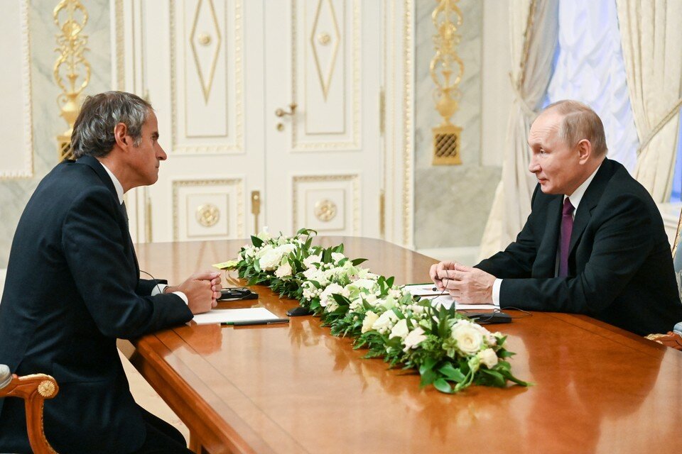     Санкт-Петербург. Президент РФ Владимир Путин и генеральный директор Международного агентства по атомной энергии (МАГАТЭ) Рафаэль Гросси во время встречи. Фото: Павел Бедняков/POOL/ТАСС