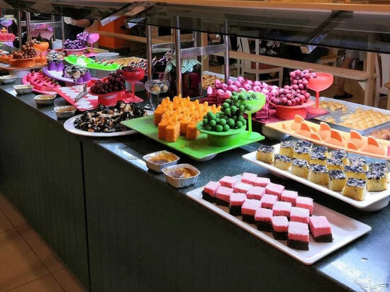     Привычный шведский стол – когда ты сама можешь накладывать себе еду – вернулся в турецкие отели нынешней весной. Мария Пати