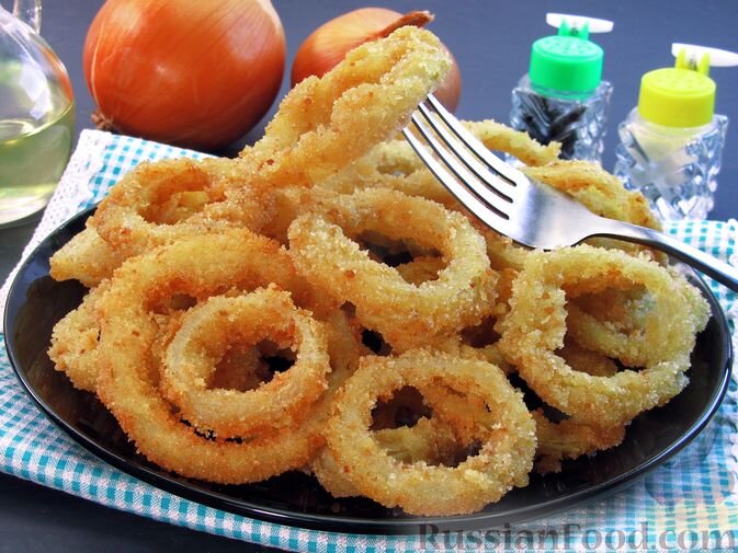 лук репчатый, мука пшеничная, яйца, разрыхлитель, соль, перец чёрный молотый, хлеб белый или сухари панировочные, масло растительное