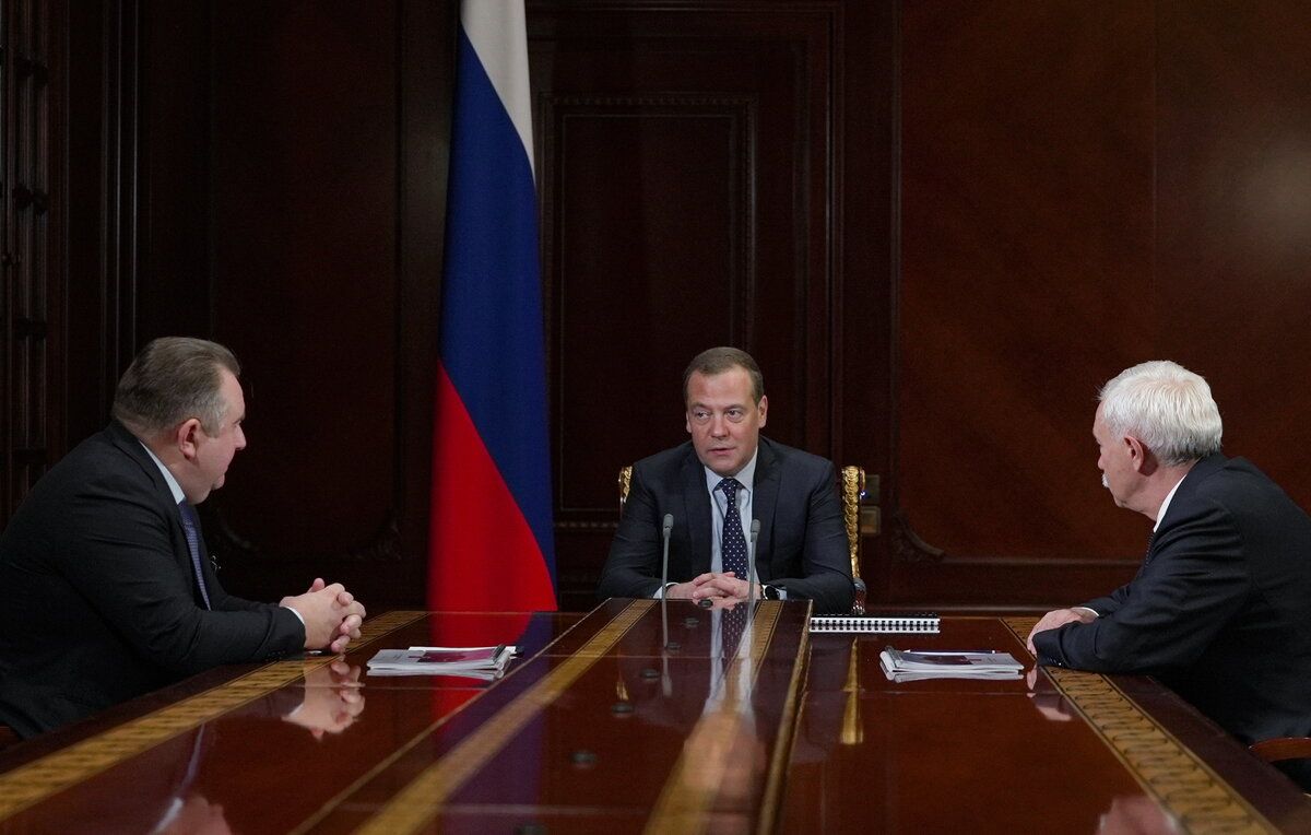    Председатель правления, генеральный директор АО "Объединенная судостроительная корпорация" Алексей Рахманов, заместитель председателя Совета безопасности РФ Дмитрий Медведев и председатель совета директоров АО "Объединенной судостроительной корпорации" Георгий Полтавченко  Екатерина Штукина/POOL/ТАСС