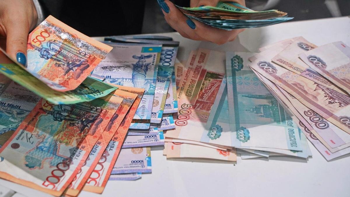    Рубли и тенге на столе:NUR.KZ / Владимир Третьяков