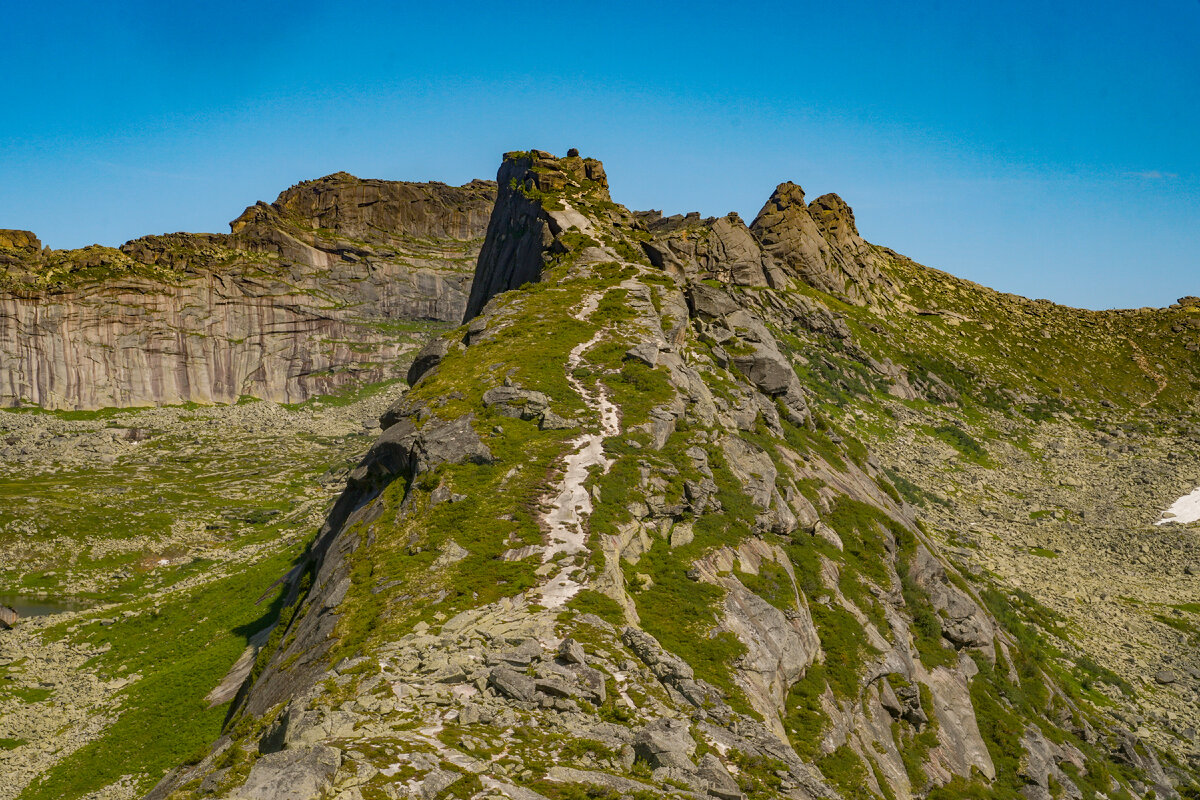 Тропа в сторону перевала Художников от Висячего Камня