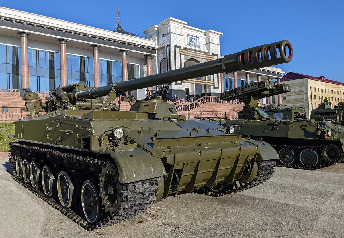 исторический парк «Россия – Моя история» в Южно-Сахалинске и артиллерийская установка "Гиацинт". 