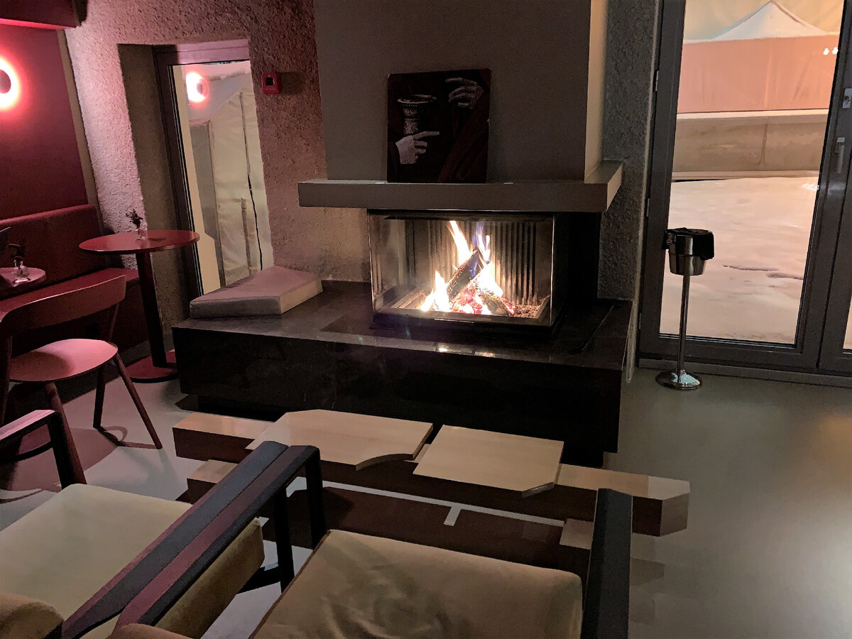 Зона с камином при входе