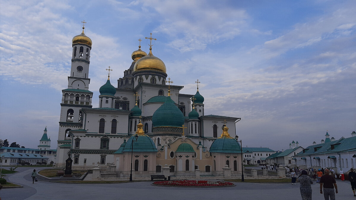 Фото автора : Воскресенский собор в Воскресенском Ново- Иерусалимском ставропигиальном мужском монастыре, Истринский район, Московская область.