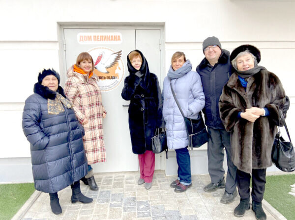    У входа в Дом пеликана в Самаре