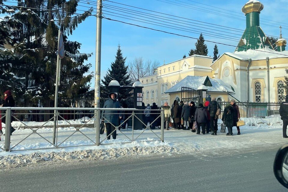     Возле собора собралась очередь. Анна ПАШАГИНА