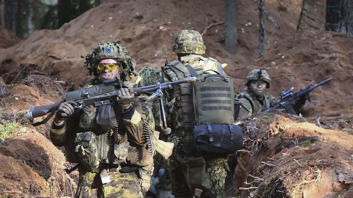    Британские военнослужащие во время учений в Эстонии© AP Photo / Sergei Stepanov