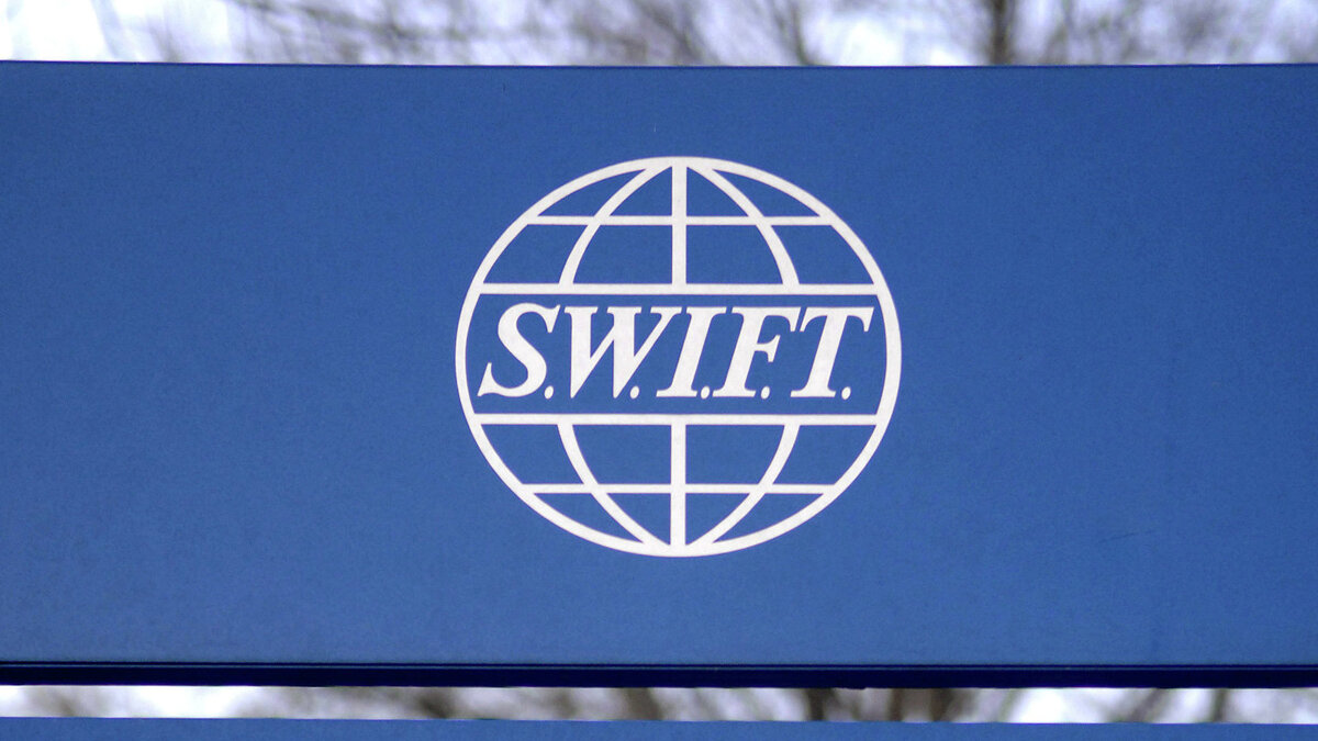    " SWIFT — система передачи финансовых данных© AP / GEERT VANDEN WIJNGAERT