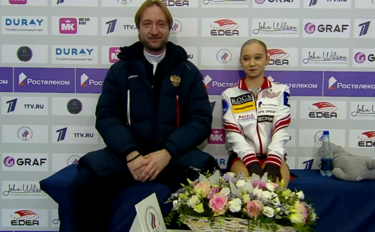 Евгений Плющенко и Вероника Жилина в ожидании оценок. Источник фото: официальный сайт Первого канала.