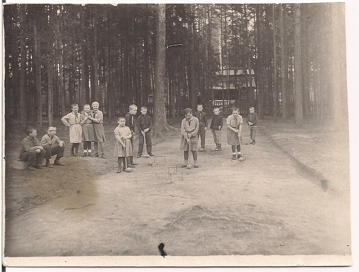 Воспитанники Малаховского детского городка играют в крокет. Изображение из фондов музея