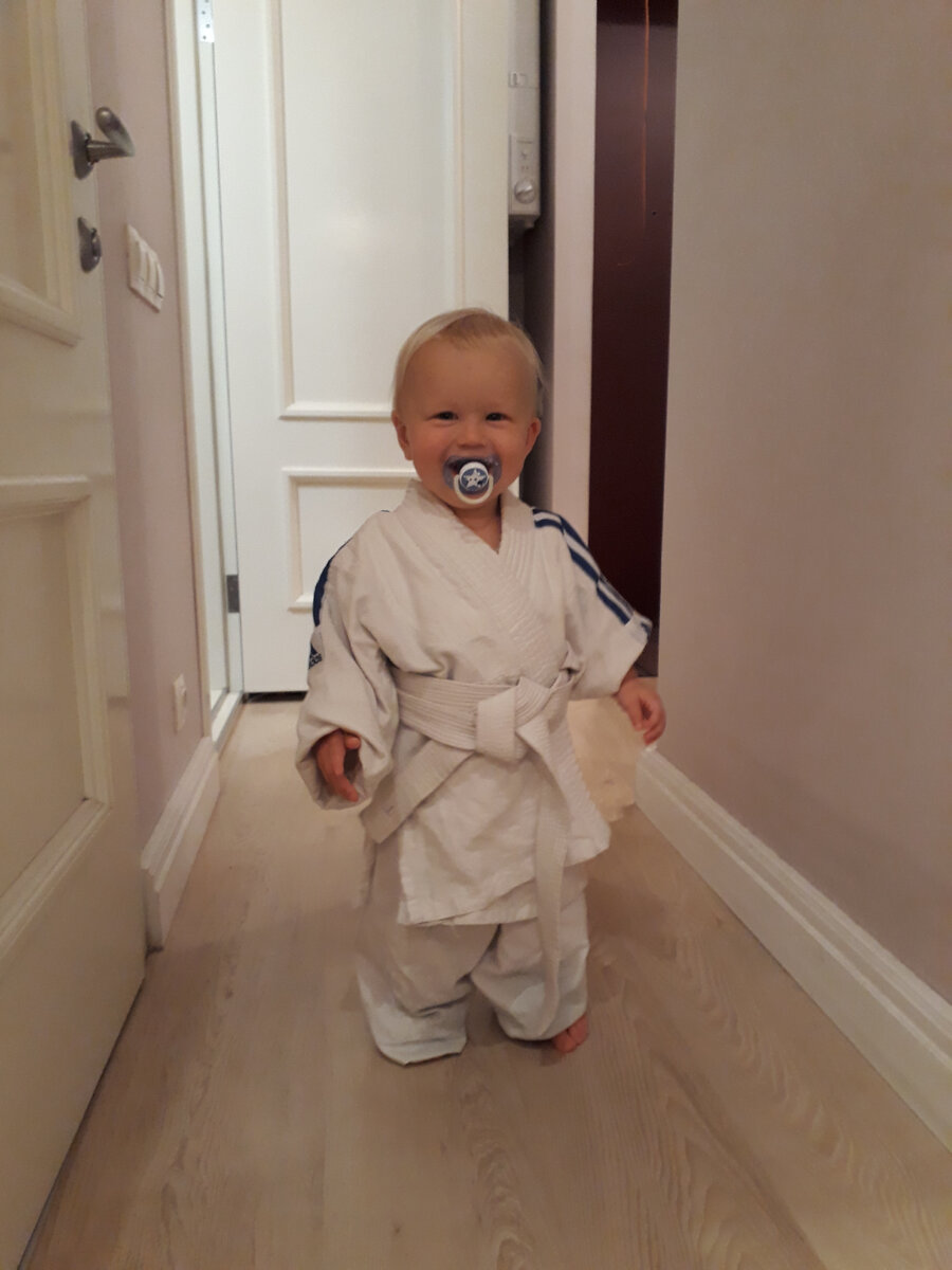 Несмотря на то, что всемирно признанные педагоги: Мария Монтессори («Мой метод воспитания»), Масару Ибука («После трех уже поздно») в один голос твердят о пользе раннего развития, тем не менее, еще живы предубеждения против ранних занятий борьбой, Поэтому, для начала разберемся с волнующими многих родителей вопросами. Не опасна ли борьба? Чему может научиться ребенок в три года? Способен ли он работать в группе, будет ли слушать тренера? Не вырастет ли он грубым? Не слишком ли сильная нагрузка на сердце и опорно-двигательный аппарат? Разберем все по порядку. Начнем с соображения безопасности. Из тех, кто никогда не занимался борьбой, мало кто знает, что борцовская подготовка начинается не со страшных приемов и бескомпромиссных схваток, а с развития навыков правильного падения. На первых тренировках изучаются кувырки, самостраховка при падении на спину, на бок и на живот. Кроме того, на начальном этапе тренировок разучиваются простые, максимально безопасные приемы. Во время спаррингов новичков подстраховывает тренер. Разумеется, борьба – это все же контактный, соревновательный вид спорта, а в любом виде спорта травмы иногда имеют место. Но вспомним юного Обломова, главного героя из одноименной повести русского классика Гончарова: если слишком рьяно ограждать ребенка от всех опасностей и невзгод, не таит ли это другую опасность для развития его личности? В конце концов, травмы, как правило, быстро заживают, а характер – это на всю жизнь равно как и любовь к борьбе.
Каким же приемам борьбы и элементам тренировки может научиться ребенок в три года? Практика показывает, что построение, приветствие соперника, общие представления о правилах борьбы, различные беговые упражнения, кувырки, подножка, заваливание скручивание, удержание, а главное, сам настрой на борьбу, стремление победить соперника – все это дети младшей группы успешно осваивают. При этом в ходе тренировок ребенку приходит важное понимание работы в коллективе. Стоит отметить, что самим приемам взрослый человек обучается намного быстрее. Поэтому основная задача тренировок в раннем возрасте – создание фундамента для дальнейшего развития. Ребенок впитывает «дух борьбы», идею и принципы, уважение к противнику, осознает авторитет тренера, приобретает любовь к спорту. Также крайне важно развитие координации с раннего возраста. Все вышеперечисленное качества лучше развивать с ранних лет. 
Как отражаются навыки борьбы на поведении ребенка? Изучая приемы на тренировках, укрепляя тело и дух, ребенок приобретает и умение постоять за себя. А вот как он распорядится этим умением- вопрос воспитания. Разумеется, многое зависит от тренера. Практика показывает, что в лидеры тренировочной группы, и по борьбе, и по авторитету среди ребят, выходит не самый громкий и агрессивно настроенный по отношению к товарищам по секции, а тот, кто более внимательно слушает тренера, помогает партнеру в освоении приема, поддерживает друзей по команде. Стоит отметить, что лидерские качества подразумевают и решительность, и здоровую агрессивность – но эта энергия должна быть направлена в нужное русло.
Что же касается физической нагрузки, если говорить о нормальном тренировочном режиме: 2-3 раза в неделю по часу в темпе выше среднего – о перегрузке речи быть не может. Ведь в занятиях для детей 3 лет в принципе, во-первых, возможна только работа с собственным весом, и, во-вторых, невозможен «отказной» тренинг на пределе возможностей. Более того, для правильного развития опорно-двигательного аппарата тренировки просто необходимы – это и улучшение сенсомоторики, и укрепление мышц и связок.
Вообще, борьба – это спорт, обеспечивающий максимально гармоничное развитие личности, как физическое, так и нравственное. Действительно, хороший борец должен иметь развитую физическую силу, выносливость, гибкость, должен быть нацелен на победу, уметь концентрировать силы, наконец, тактически просчитывать схватку. Не случайно борцы в шутку говорят о своем спорте: «это не шахматы – здесь надо думать»! Освоение приемов, помимо координации и специальных навыков, развивает также трудолюбие, умение из тренировки в тренировку двигаться к своей цели.
Физические и морально- волевые качества стоит развивать с раннего возраста, и борьба может стать отличным помощников в этом нелегком деле, не говоря уже о том, что в каждом ребенке может быть огромный потенциал, и, если вовремя его раскрыть, возможно, именно Ваш ребенок станет великим чемпионом.
Настрой юного спортсмена очень важен для прогресса. Дети мыслят образами. Очень помогают сказки!
Сказка про зайца.
- Он у вас такой маленький, его, наверное, не возьмут! – сказала медведица, посмотрев на зайчонка. Затем она перевела взгляд на своего медвежонка, улыбнулась и добавила, - Я слышала там только крупные звери, медведи, волки, лисы, в конце концов.
- А вдруг и правда не возьмут, разволновалась зайчиха.
- Да подожди ты, вот сейчас придет тренер и мы все узнаем – сердито ответил папа заяц. По правде говоря, он тоже начал беспокоиться. Ведь так хочется, чтобы зайчонок рос сильным и смелым. А где еще можно этому научаться как не в борьбе.
- все могут выходить на татами, - сказал тренер, и тут же много зверят рассыпалось по ковру. Кто-то сразу полез по канату, кто- то стал кувыркаться…
- А нашему сыну тоже можно? – с тревогой спросила у тренера мама зайчиха
- Конечно, у нас все тренируются, проходите. И тут родители зайчонка заметили, что кроме волчат, медвежат были и совсем маленькие звери – ежата и даже один мышонок.
- Ну, проходи! – сказал папа. Но тут почему-то, зайчонок, который всю дорогу храбрился, спрятался за маму. -  Я….Я…Я  сейчас, чуть -чуть здесь посижу.
- Построились! – Скомандовал тренер. Все зверята тут же побежали и встали в одну шеренгу.
- Ну вот, уже тренировка начинается – сказала мама. – Ну что же ты!?
- Ну что же я …, ну что же я ..! Нет, я не трус! – и, собравшись с духом, зайчонок вышел на татами. Но как строится? Куда вставать? А вот тренер говорит: строимся по росту. Самый высокий – направляющий. А я даже и не самый маленький – с удовольствием отметил зайчонок. Ноги вместе, руки по швам – сейчас я правильно построился
Буду сегодня все повторять за зверятами, они ведь уже тренировались и знают что делать. Но повторять за другими оказалось не так -то просто. Столько новых слов: разминка, приемы, а уж какими сложными показались упражнения! Что-то у зайки не получалось совсем, зато некоторые упражнения, например выпрыгивания, получались совсем даже неплохо.
Тренировка зайке очень понравилась. Правда, сегодня новички не боролись, а только смотрели за схватками других. Ну, ничего, в следующий раз я точно буду бороться. Вечером зайка никак не мог уснуть, а все досаждал родителей вопросами.
- Мама, а тренер сказал, что каждое утро надо делать зарядку. А что это такое?
- Спи, на следующей тренировке все узнаем.
- Пап, а мы купим мне ну эту …. Специальную одежду как у других зверят?
- Кимоно, конечно, купим, завтра же , а сейчас спи.
- Мам, пап!
- Что?
- Я буду много тренироваться и стану самым сильным борцом – уже сквозь сон проговорил зайка. 
В магазине, где продавались кимоно, зайке очень понравился желтый пояс. – Папа, а давай мне купим желтый пояс, я у некоторых ребят вчера видел такой.
- Ну, нет, до его ты еще не дорос! – улыбнулся папа-заяц.
- Как это не дорос, я уже большей, - надулся зайчонка.
- Не в этом дело. Цвет пояса в дзюдо означает уровень мастерства. Вот ты еще новичок и у тебя будет белый пояс, затем, если ты будешь стараться. Не пропускать тренировки, делать по утрам зарядку, выполнять задания тренера, ты получишь желтый пояс, потом оранжевый, зеленый, синий. А вот коричневый цвет пояса означаем, что спортсмену присвоено звание кандидат в мастера спорта (КМС). Помнишь, какого цвета пояс у тренера?
- Да, Да, черный, А что это значит?
- Черный пояс носят матера спорта
- Знаешь, что я думаю, папа?
- Ну, и что же?
- Что когда-нибудь у меня тоже будет черный пояс!
Наконец0то тренировка! Зайка никак не мог дождаться, очень боялся опоздать и каждые десять минут спрашивал у родителей, не пора ли выходить.
- Привет, медвежонок! – поздоровался зайка, увидев знакомого.
- А, зайчонок, привет! Тебе тоже купили кимоно.
- Да, - гордо ответил зайка, так как в кимоно он уже ощущал себя настоящим борцом.
- Сегодня, когда мы будем бороться, я всех поборю!- сказал медвежонок. – Видишь какой я сильный ! – и он показал зайчонку свои большие лапы.
Разминка. Прием. Сегодня проходили удержание сбоку. Как же это интересно! Ну, вот, в конце тренировки схватки. Зайка подумал, что от волнения у него выпрыгнет сердце. Главное, чтобы коленки не дрожали. Вон мишка, кажется, совсем не боится!
0 Сейчас выходят медвежонок и лисенок.
0 лисенок! Ха! – обрадовался мишка. – Смотри зайка, как я его сейчас поборю.
Ой! Ну что это? Лисенок делает какое-то быстрое движение и мишка уже лежит на спине, а лисенок держит удержание.
- А-а! раздается громкий рев медвежонка. Схватка закончилась, лисенок побелил, а мишка, рыдая, убежал к маме.
- А-ай, сынок, - запричитала медведица – Где у тебя болит? 
-Наверное, лисенка сейчас будут ругать, он что-то сделал не правильно, раз мишка плачет.
- Можно плакать во время схватки? – спрашивает тренер.
- Нет, - хором отвечают все зверята.
- А что происходит, когда кто-то плачет?
-Он проигрывает!
Повалить на спину, удержать! Повалить на спину, удержать! – повторяет про себя зайка, выходя на схватку.
- Ну вот, проиграл! Я, кончено, пытался уйти с удержания и перевернуться на живот, но ежик держал очень крепко и, как я ни старался, ничего не вышло.
- Молодец, зайчонок! – сказал тренер после схватки. Зайка удивленно повернул голову. Может тренер ошибся? Почему он меня похвалил, ведь я же проиграл?
- Почему ты такой грустный? – спросили родители. – Тебе не понравилась тренировка?
-- Ну., вы же видели, я проиграл, я совсем не сильный.
- А как ты думаешь, почему тренер тебя похвалил? – спросил папа.
- я думал, он ошибся. Он хотел похвалить ежика. – Ежик и ты, вы оба молодцы! Вы оба выполнили задание тренера. Ты не заплакал, боролся, пытался уйти с удержания. Просто ежик на этот раз оказался сильнее. Если ты будешь так же стараться, ты скоро начнешь побеждать.
Вот оказывается, в чем дело – оказывается, не важно, выиграл ты или проиграл, главное, что ты сделал все, что мог, для победы…
